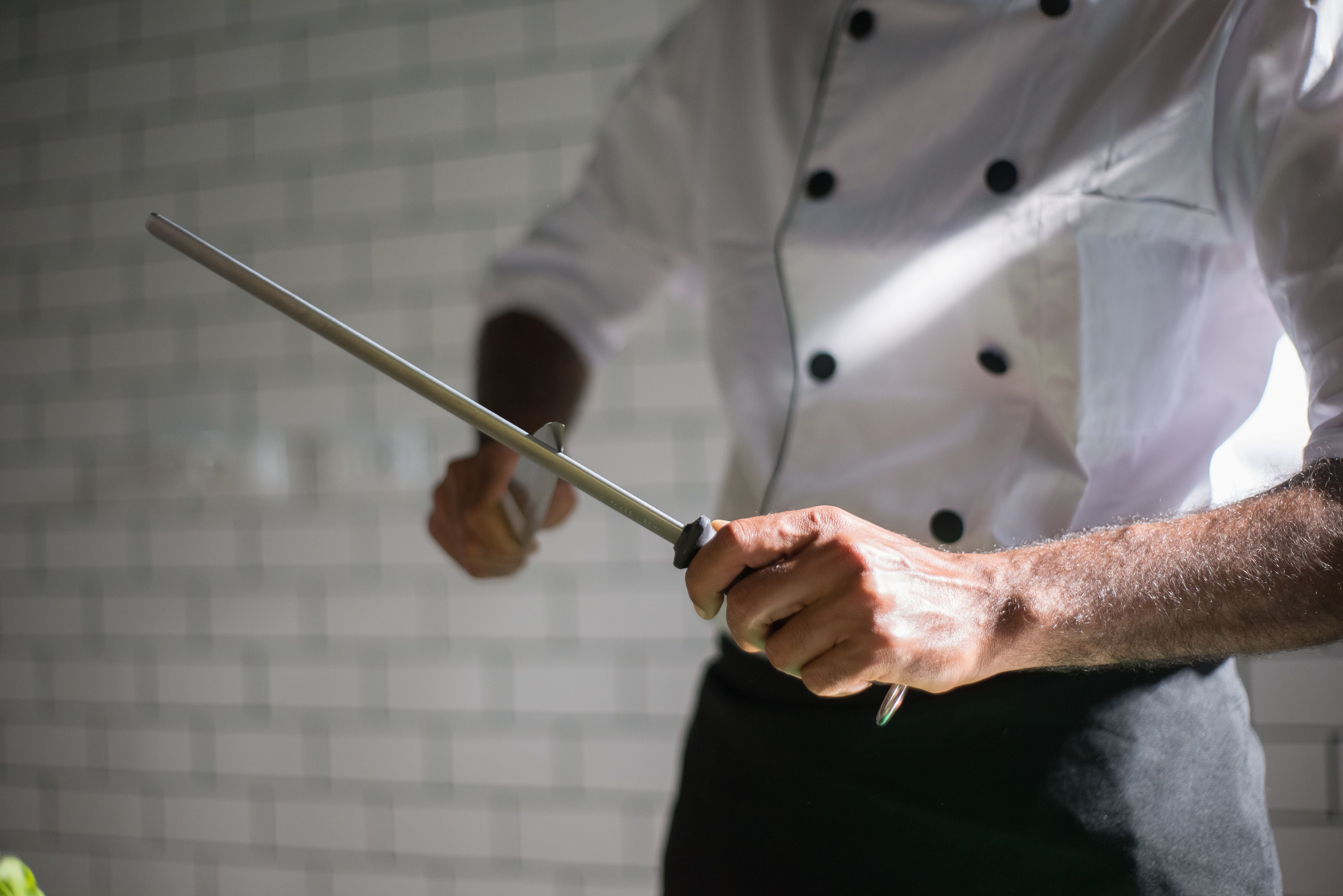 Aiguiseur électrique ou affûtage manuel : quelle méthode choisir en cuisine professionnelle ?