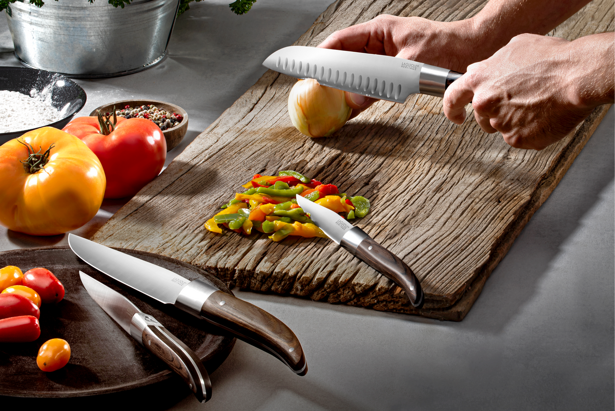 Couteaux de cuisine Laguiole Héritage en action sur une planche à découper