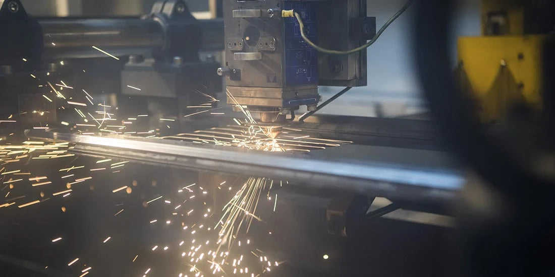 Gerbe d'étincelles lors d'une opération laser sur une barre d'acier