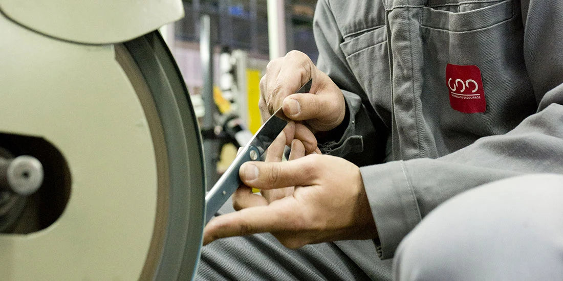 Polissage d'une lame de couteau sur une meule