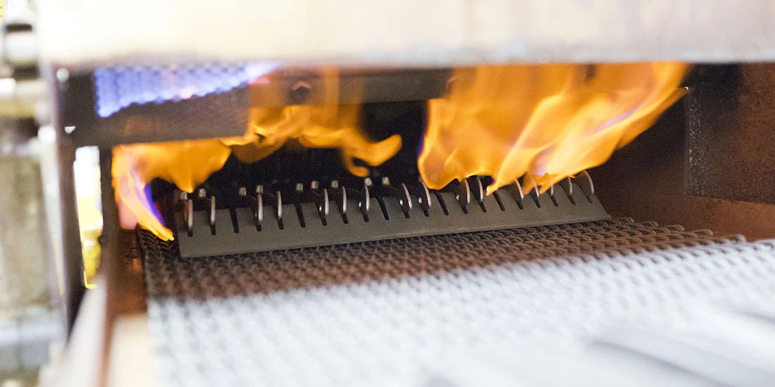 Lames de couteau dans un four de traitement thermique