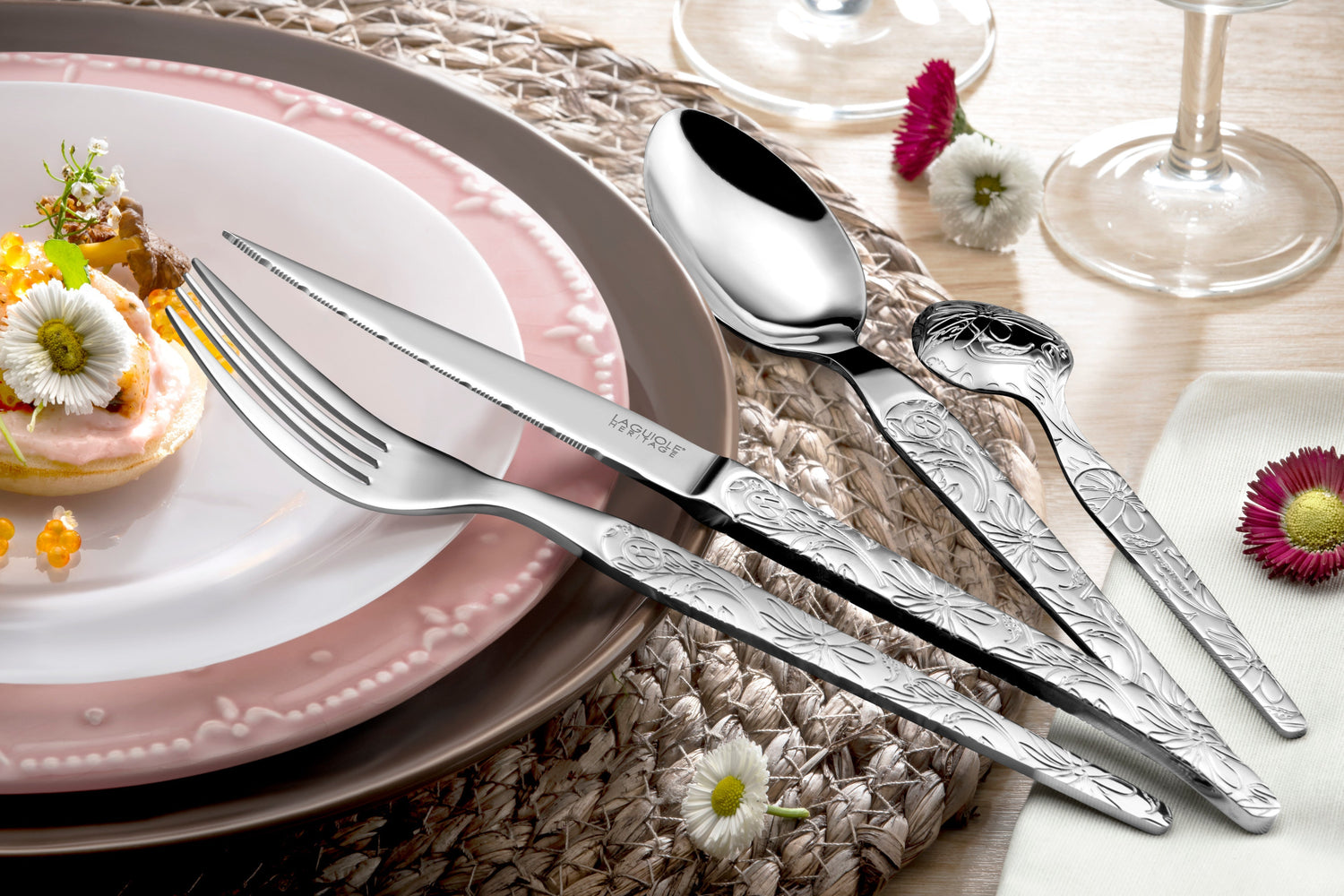 La tradition française, le sens des couverts à table