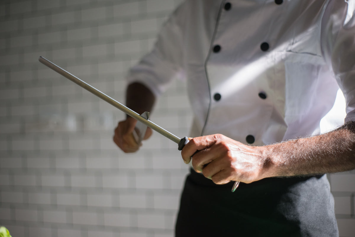 Aiguiseur électrique ou affûtage manuel : quelle méthode choisir en cuisine professionnelle ?