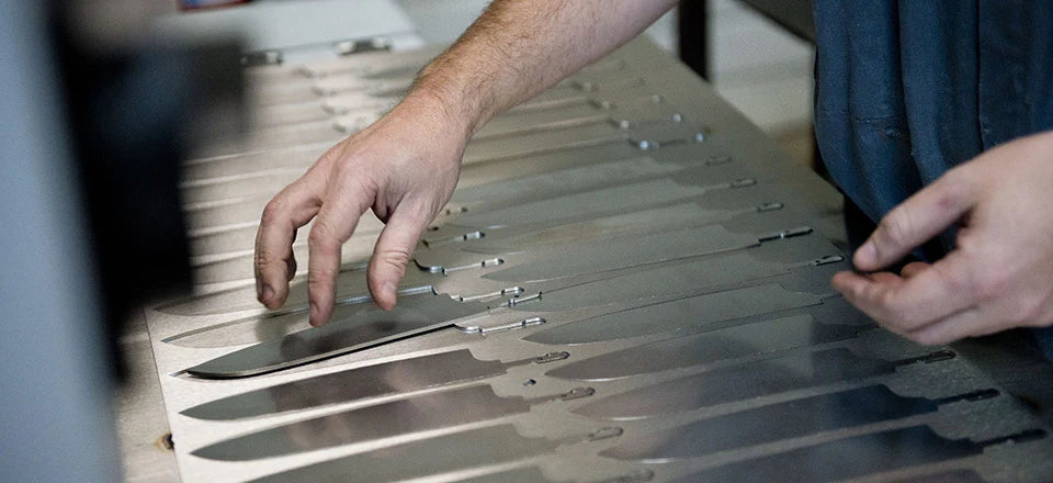 Mains alignant des lames de couteau